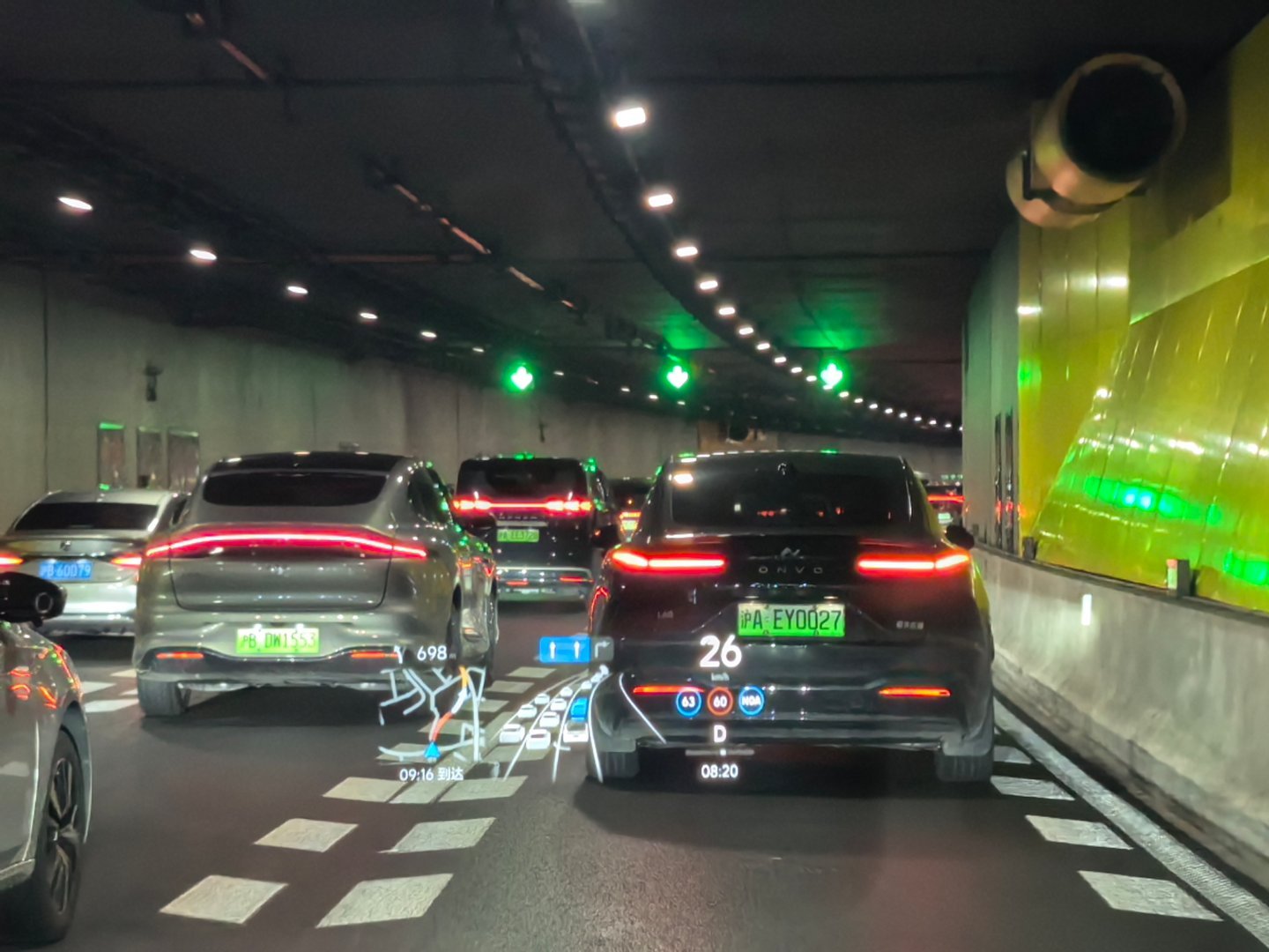 感受一下上海早高峰。 