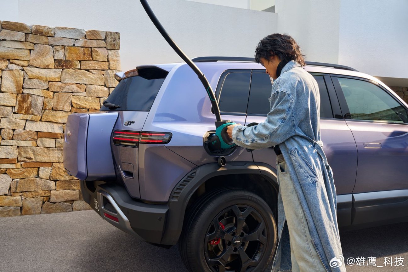 3月13日，方程豹钛3闪充版上市，推出两个配置版本，售价15.38万 - 16.