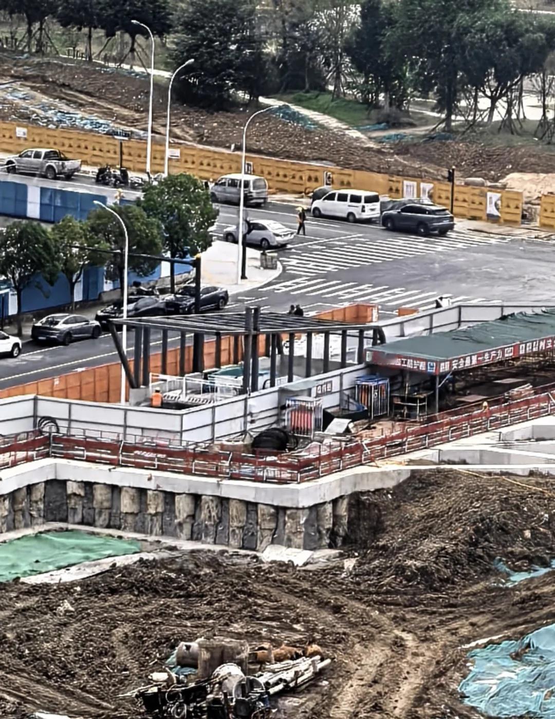 合肥地铁s1线庐州公园站地铁口初见雏形
这几天终于看到地铁口了，期待早日开通😍