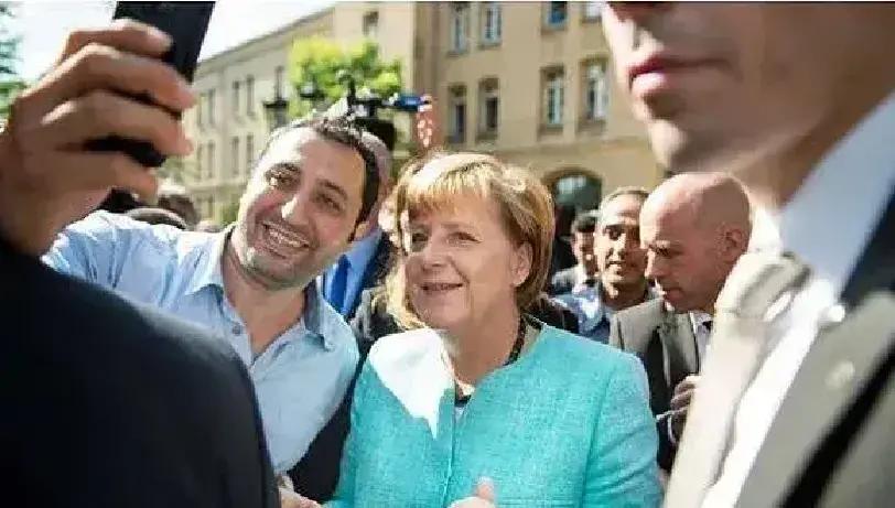 快讯！快讯！
 
德国基民盟主席弗里德里希·默茨突然表态了。
 
2015年慕尼