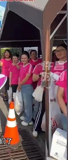 北京600人团逛胖东来，这场面真还是震撼人。
        这些大妈，可都是有