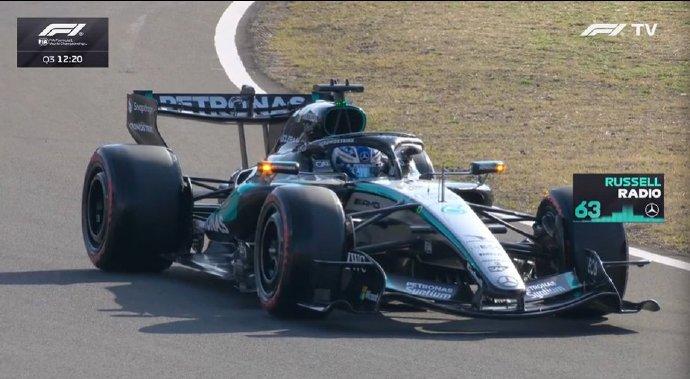 梅奔赛车在三号弯停下瞬间，上海国际赛车场全场沸腾欢呼。这一时刻标志着安东内利夺下