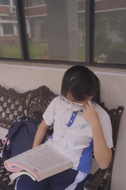 内娱这“概念神”人设，还真就像打不死的小强，永远不会塌。就说那些立着“清冷学霸”