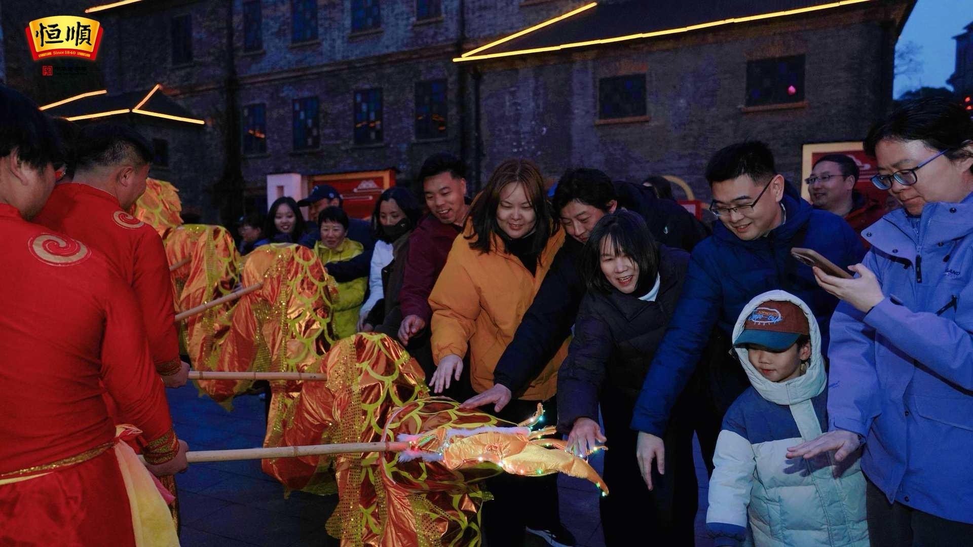 隔着屏幕我都闻到酸味了品恒顺香祈年年顺西津渡满是醋香与烟火气，非遗龙舞氛围感拉满