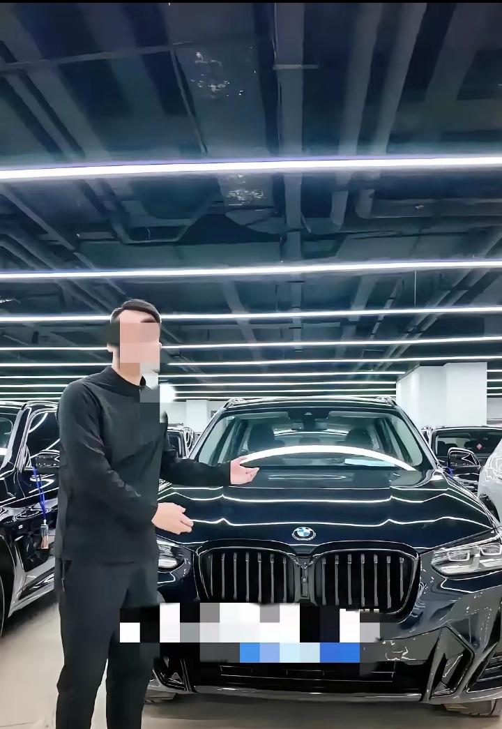 男子付了十四万，把二手轿车开回家，洗车时发现后备箱锁扣不对劲，撬开后见夹层里塞着