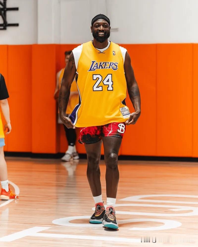 【🏀传奇碰撞！韦德与科比的24号球衣共耀赛场🌟】

NBA传奇球员德维恩-韦