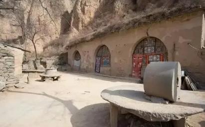 1972年，知青张援朝去看望干妹妹陈春玲，谁知，陈春玲红着脸说：“我这病，你娶我