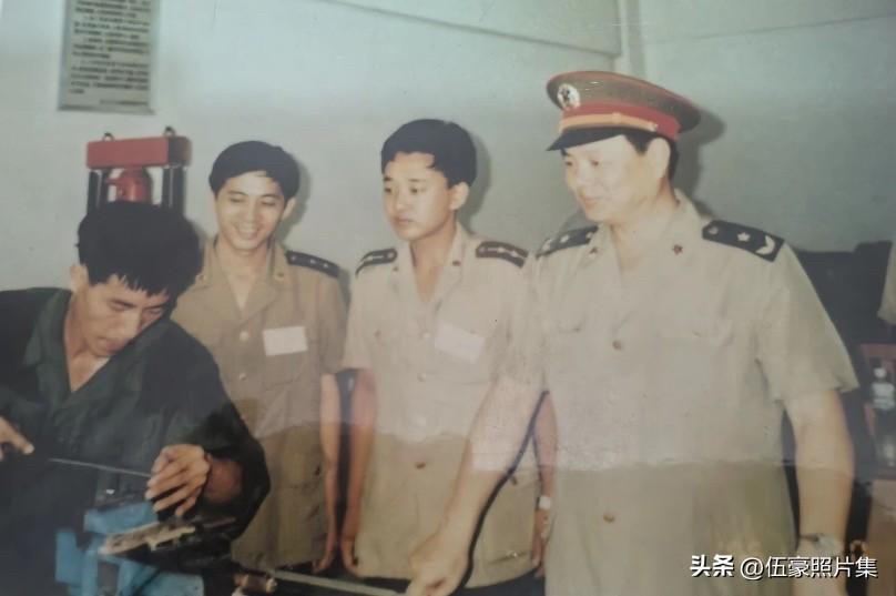 1996年，驻香港部队军事训练尖子钳工项目比武现场，时任驻港部队刘镇武司令员亲临