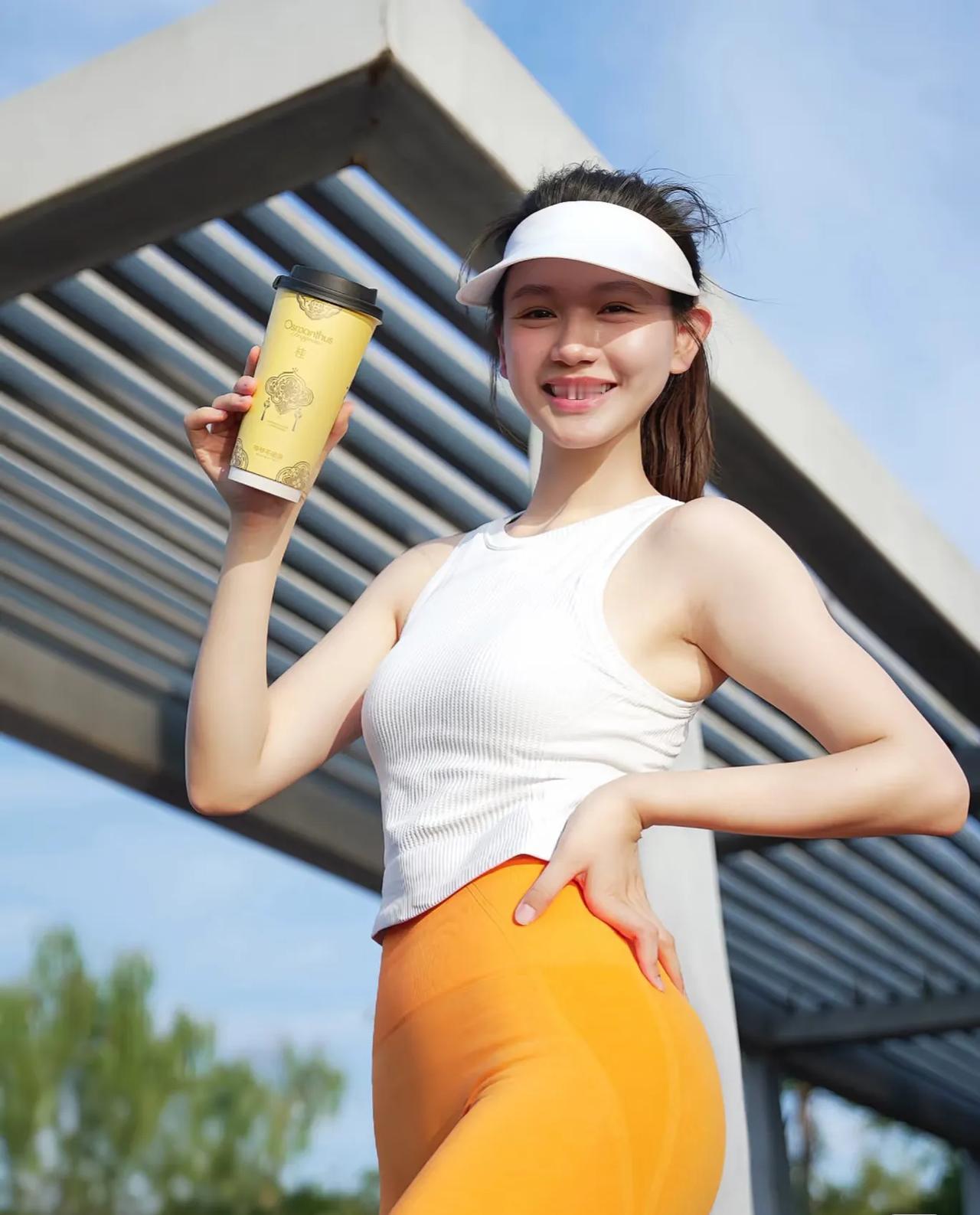 阳光美女绿树荫中行，清风拂面来。