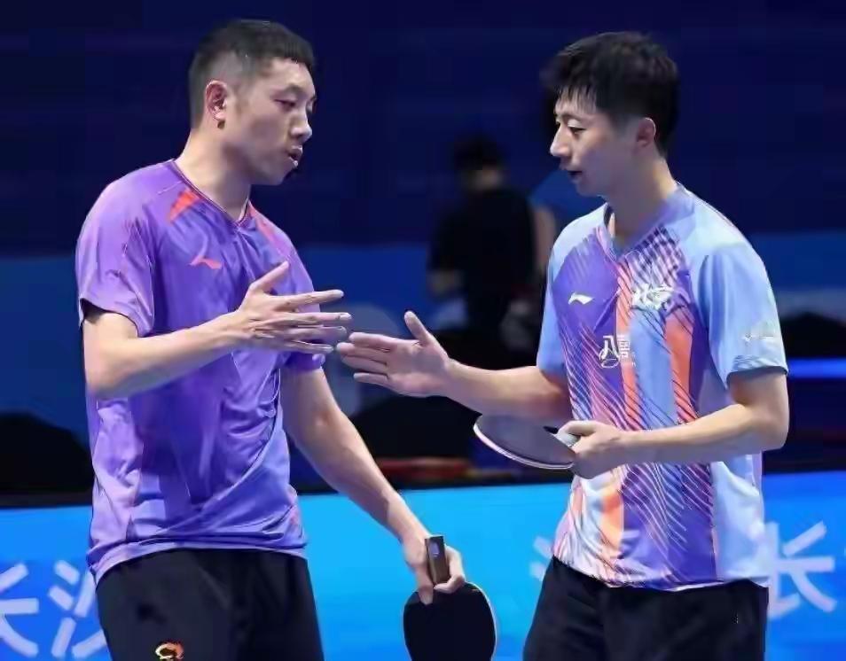 今天男双马龙、许昕上场，大家都别被骗了。
都说他俩是来打酱油的，可你看俩人一路过