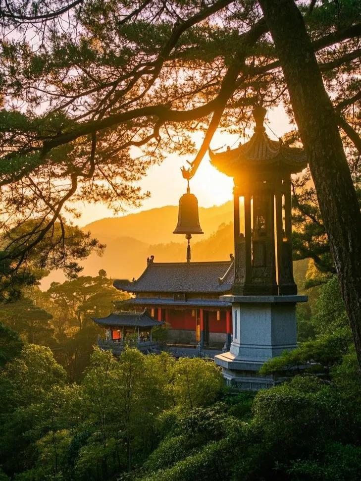 夕阳余晖轻抚庐山，寺庙道观钟声悠扬，回荡在山林间。群山迎落日 秋上庐山