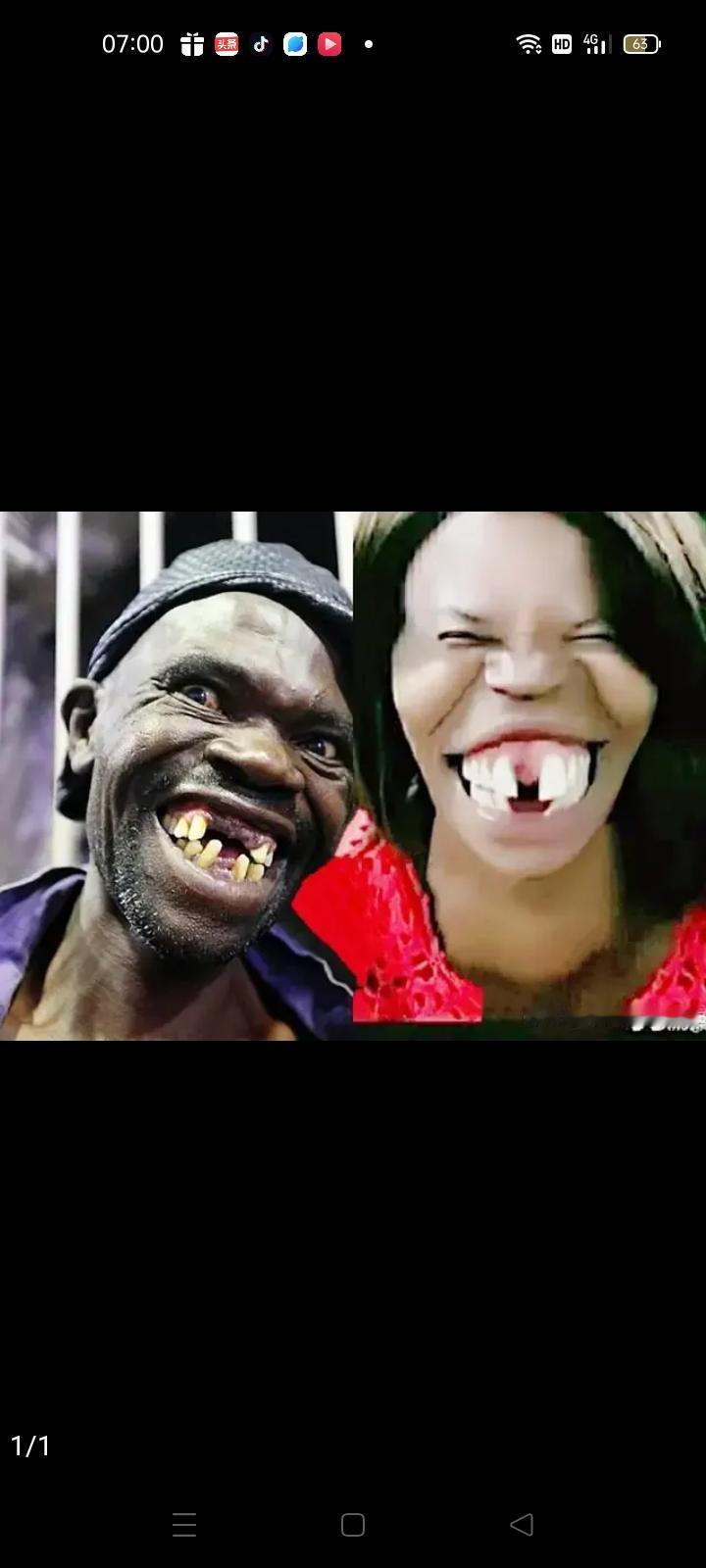 一手拿着皮笊篱，一手扇着铁扇子。