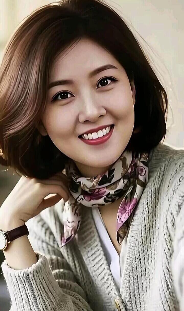 温柔微笑，暖心围巾，冬日里的温暖时光