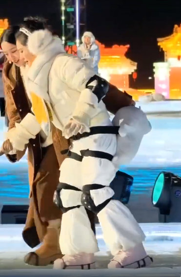 谢娜冰上还没热身就热了 笑不活了呀！谢娜于《长春冰雪之夜》南北对抗赛第一轮，装备