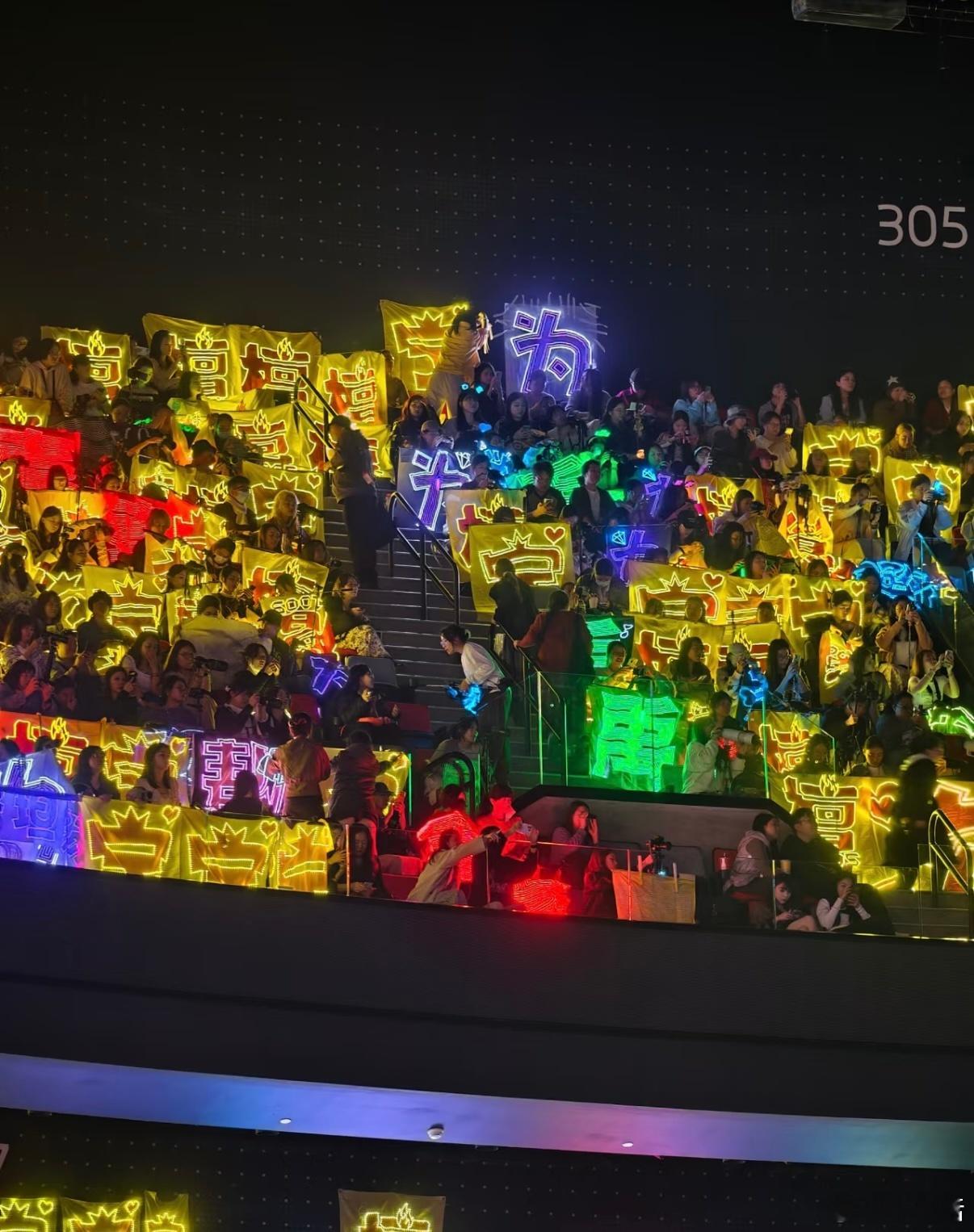 原来今晚尖叫之夜刘宇宁和檀健次的灯牌撞色了，难怪这么多黄色