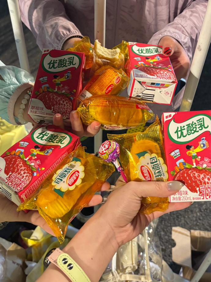 鹿晗给夜排粉丝发食物 鹿晗给夜排粉丝发食物，做鹿晗粉丝别太幸福啊，把芦苇们照顾的