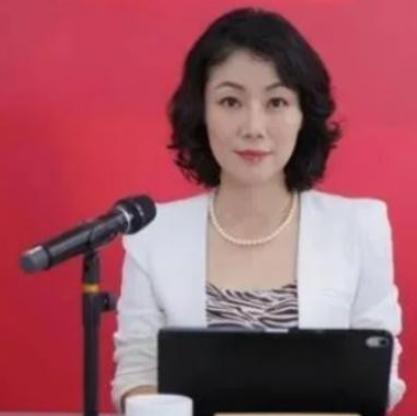 中国最贵的女秘书：年薪849万，虽已年近50岁了，还像个少女。这位女秘书就是朱旭