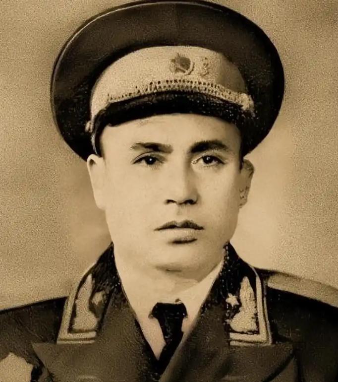 1947年，四野有位团长娶了阵亡兄弟的寡妇，洞房头一晚，他没挨新娘，反倒跟她说了