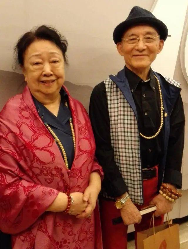 “济公”游本昌去世了，
最伤心难过的人，
绝对是她的妻子杨慧华，因为毕竟两人已经