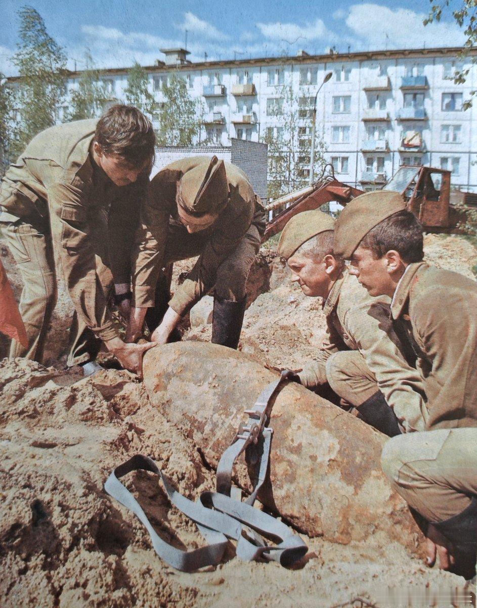 1990年，苏联陆军工兵在建筑工地发现一枚未爆炸的二战德国炸弹。海外新鲜事热点观