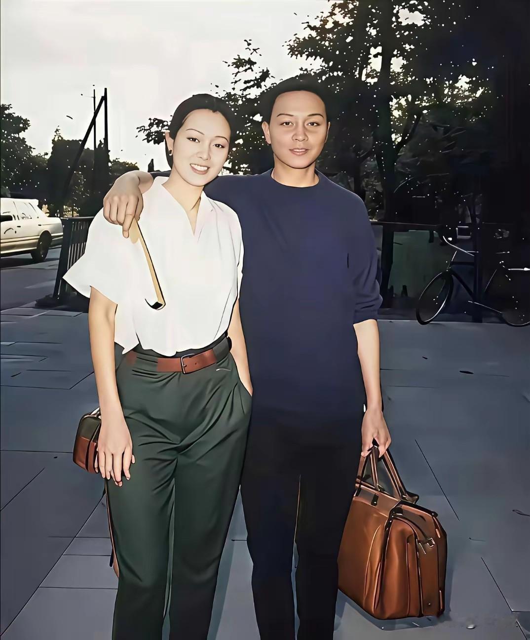 这是几十年前巩俐和张国荣的合影，网友说，美出天际了明星老照片  巩俐老照片