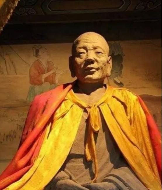 1996年，山西一名村民在寺庙打扫时，靠着佛像睡着了，醒来后，他发现自己不小心把