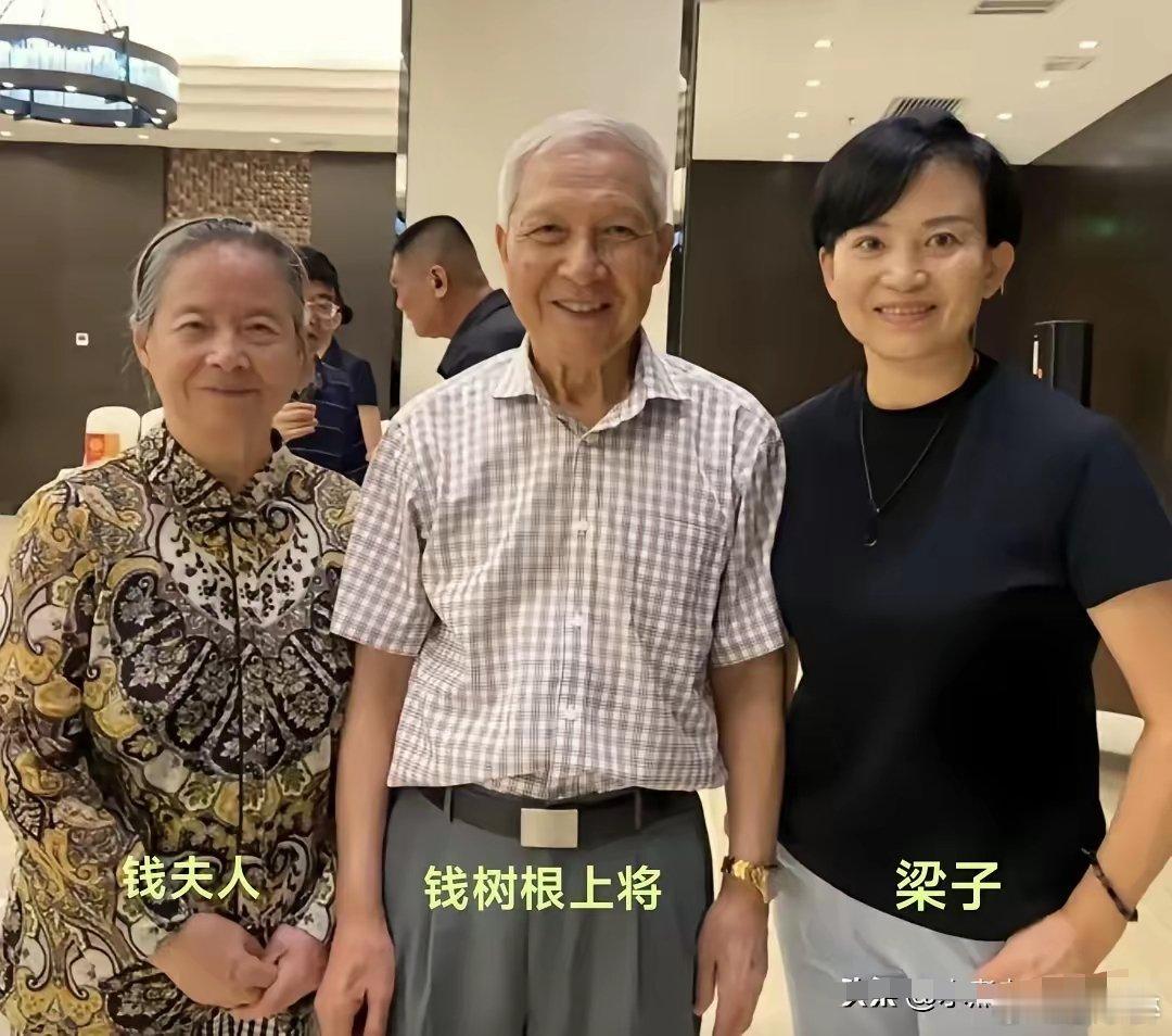 图片一，中国人民解放军原兰州军区陆军第47军军长钱树根在老山前线时；对越自卫反击