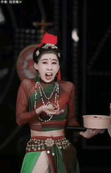 这酸爽，把美女搞得表情直接失控，还好注意到镜头，表情直接收住了，可以说收放自如，