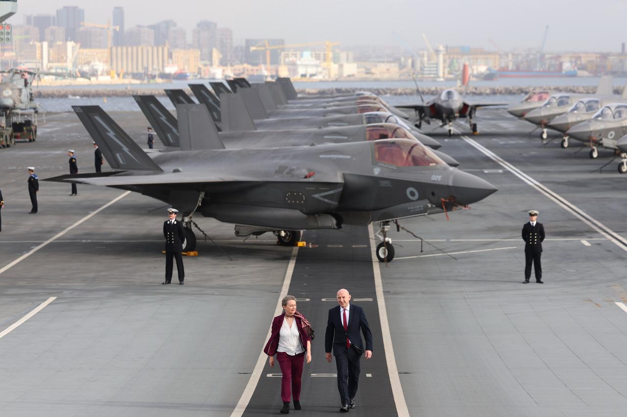 特朗普称英国航母为玩具。
美国总统特朗普周五在白宫内阁会议上公开贬低英国航母的作