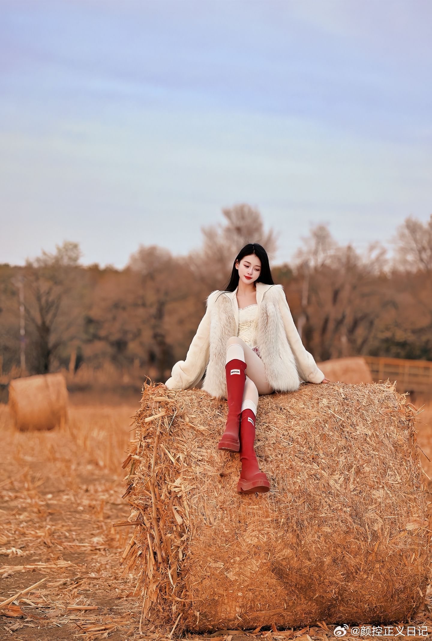 时尚穿搭[超话] 白色羽绒，配红色穿搭美女精彩人像[超话] ​​​