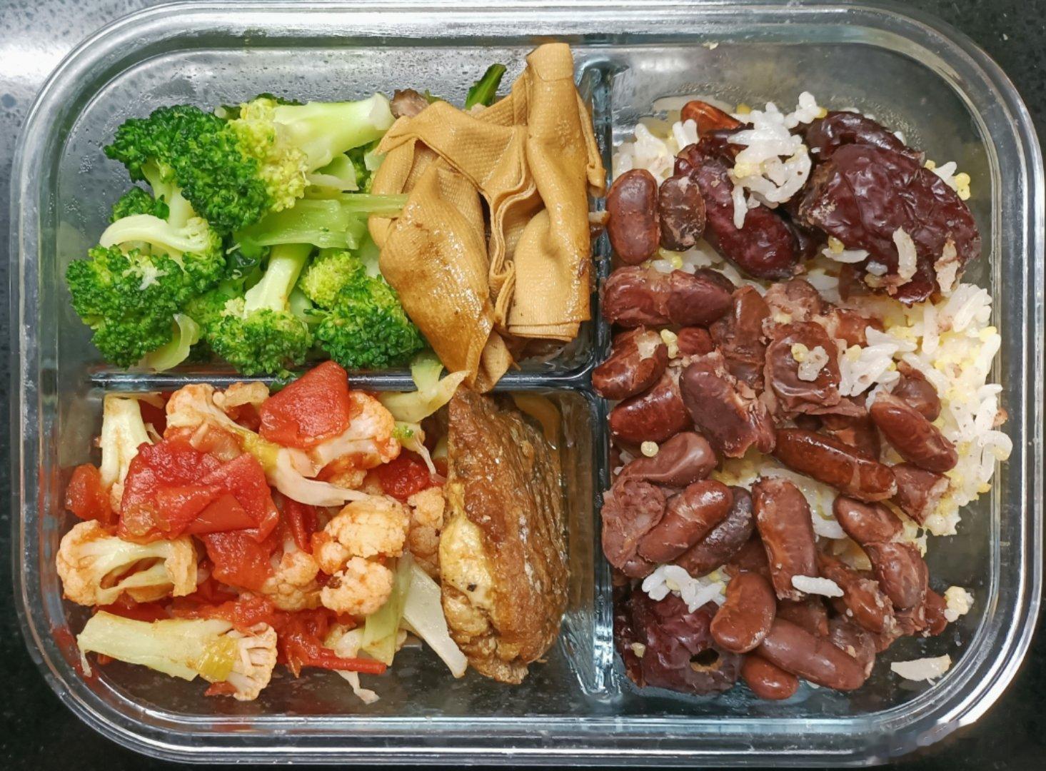 #儿子的午餐##这个问题吃什么# 红芸豆大黄米米饭，番茄菜花，水油煮西蓝花，卤豆