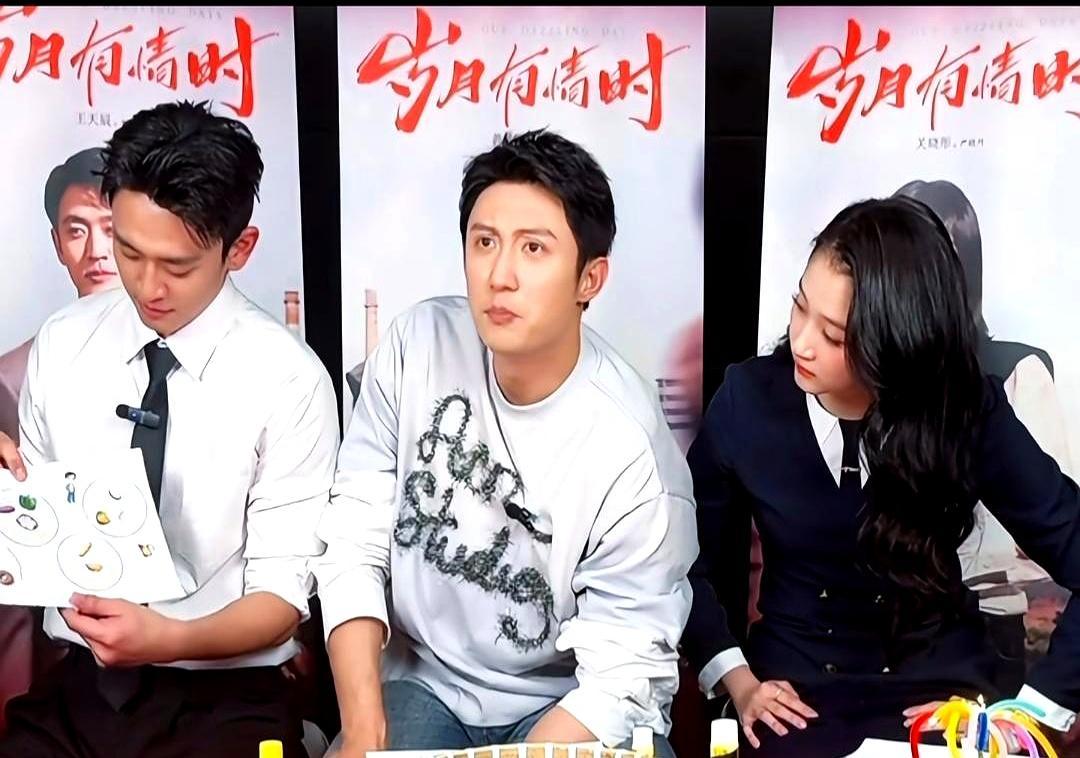 现代人能在职场理清最复杂的利益链，却在家族群里连亲戚的称呼都叫不对。
 
《岁月