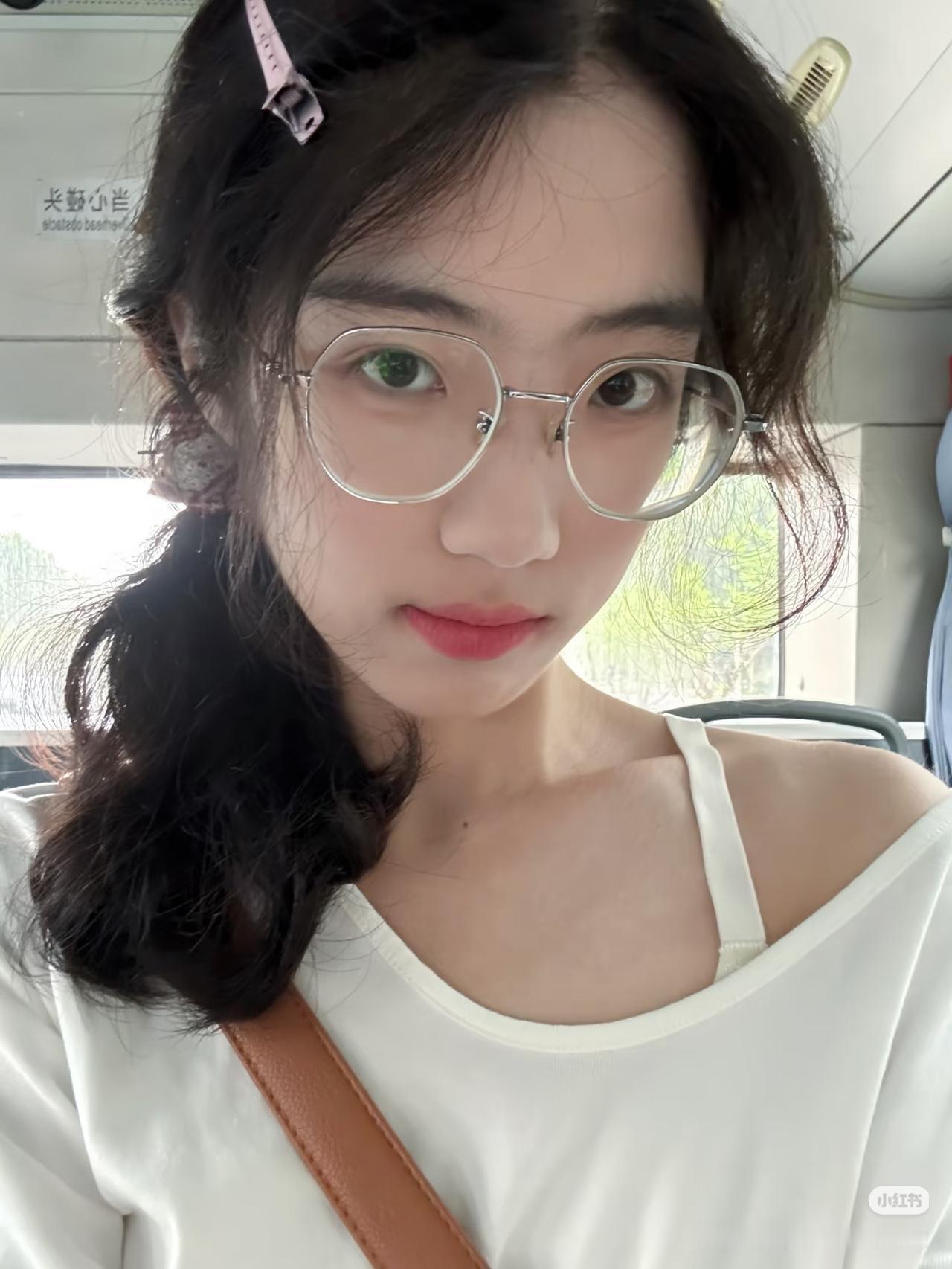 镜中人影动，车外景物移。