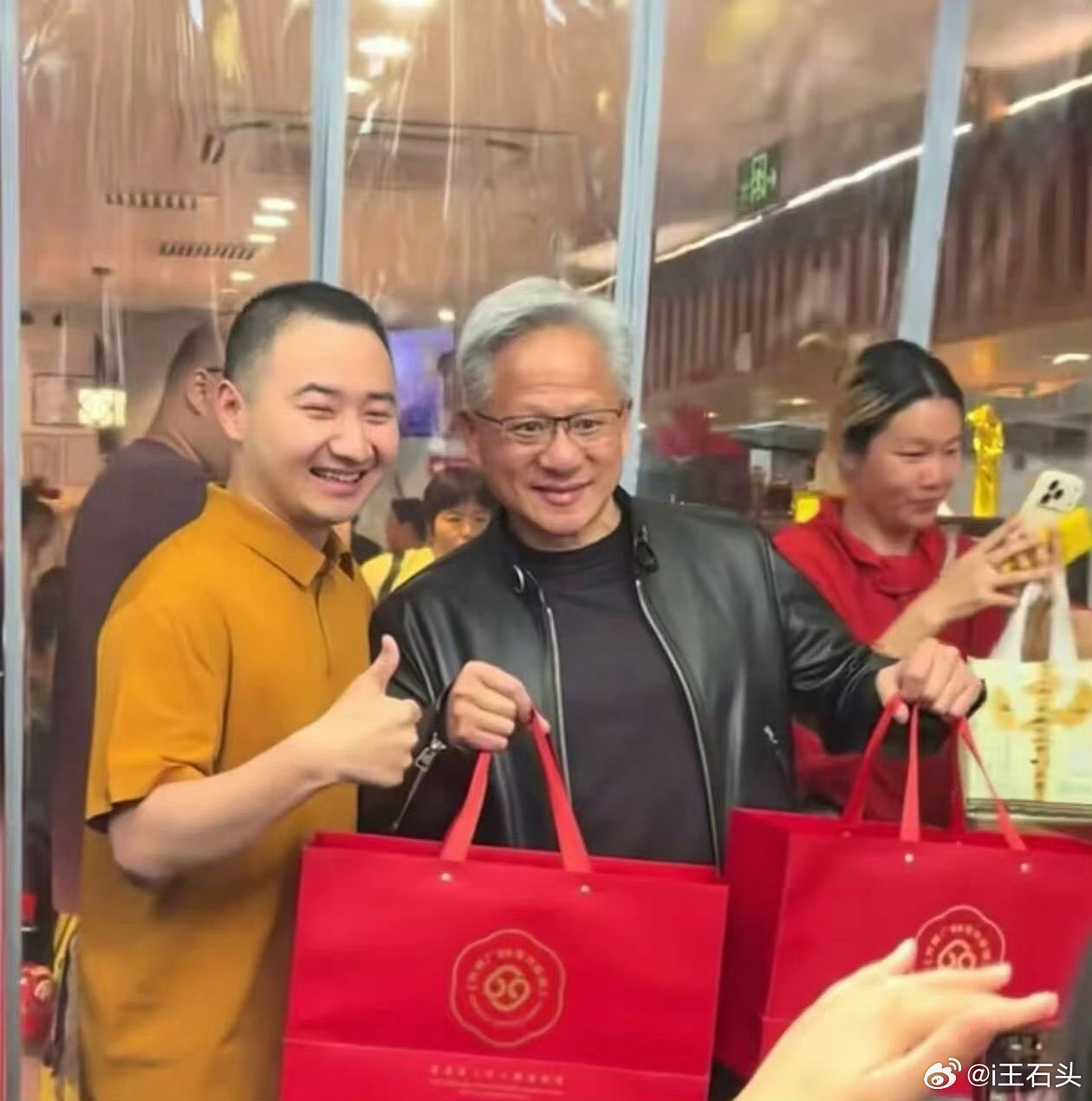 我就想问下你们都喷雷军怎么不喷黄仁勋呢这么热的天穿皮衣就很合理吗