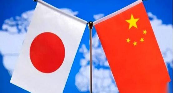 日本媒体的风向，一夜之间全变了。前几天还叫嚣着要“对华强硬”，话音刚落，现在整版