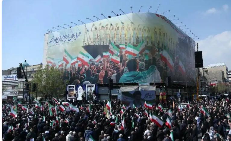 [下雨]中东变天！美国逼伊朗开放海峡，伊朗不装了，直接瞄准56个海水淡化厂，这招