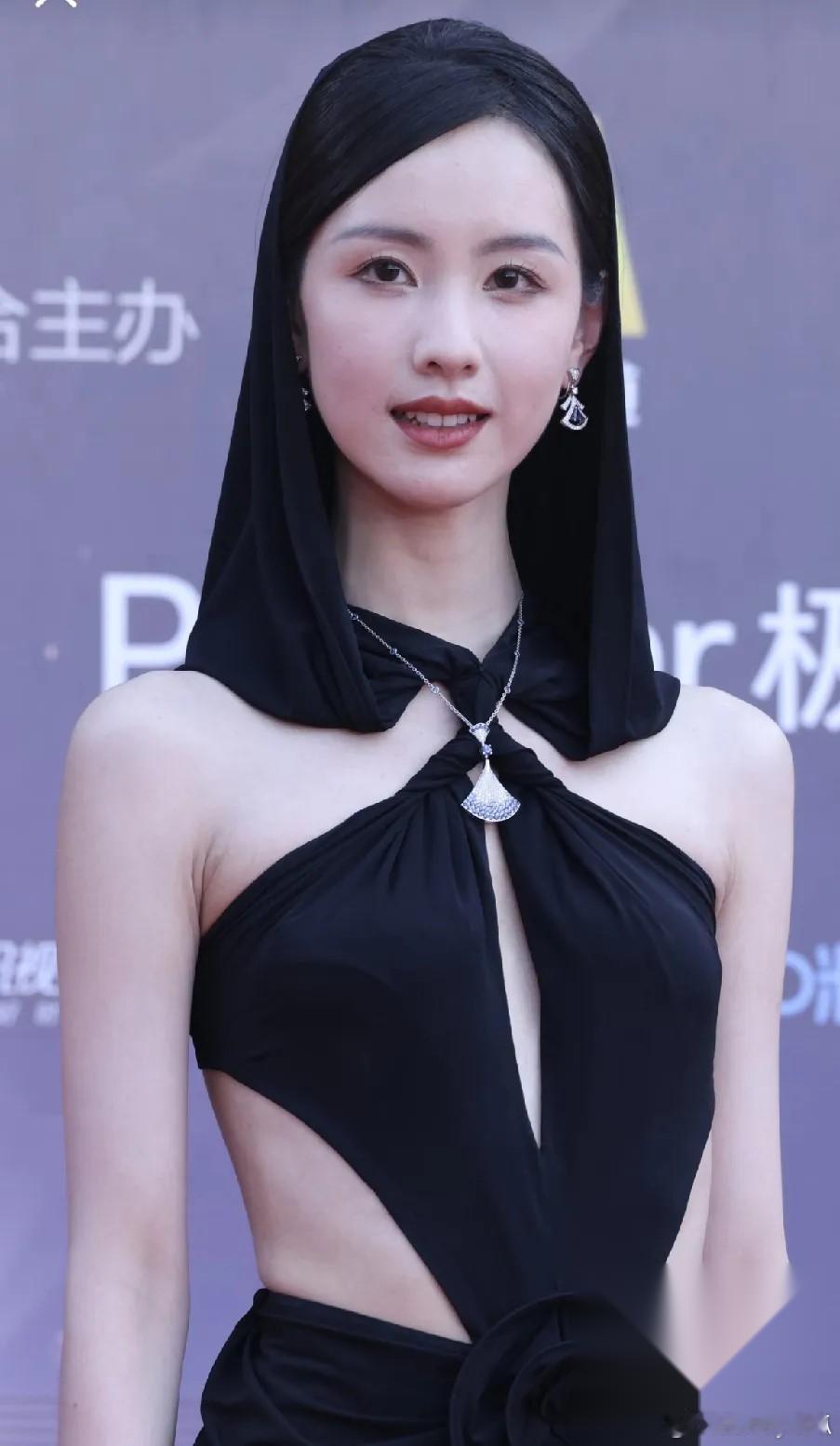 我想说一句实话， 希望大家不要喷我。 就是我从头到尾都不觉得陈都灵这个女孩子长得