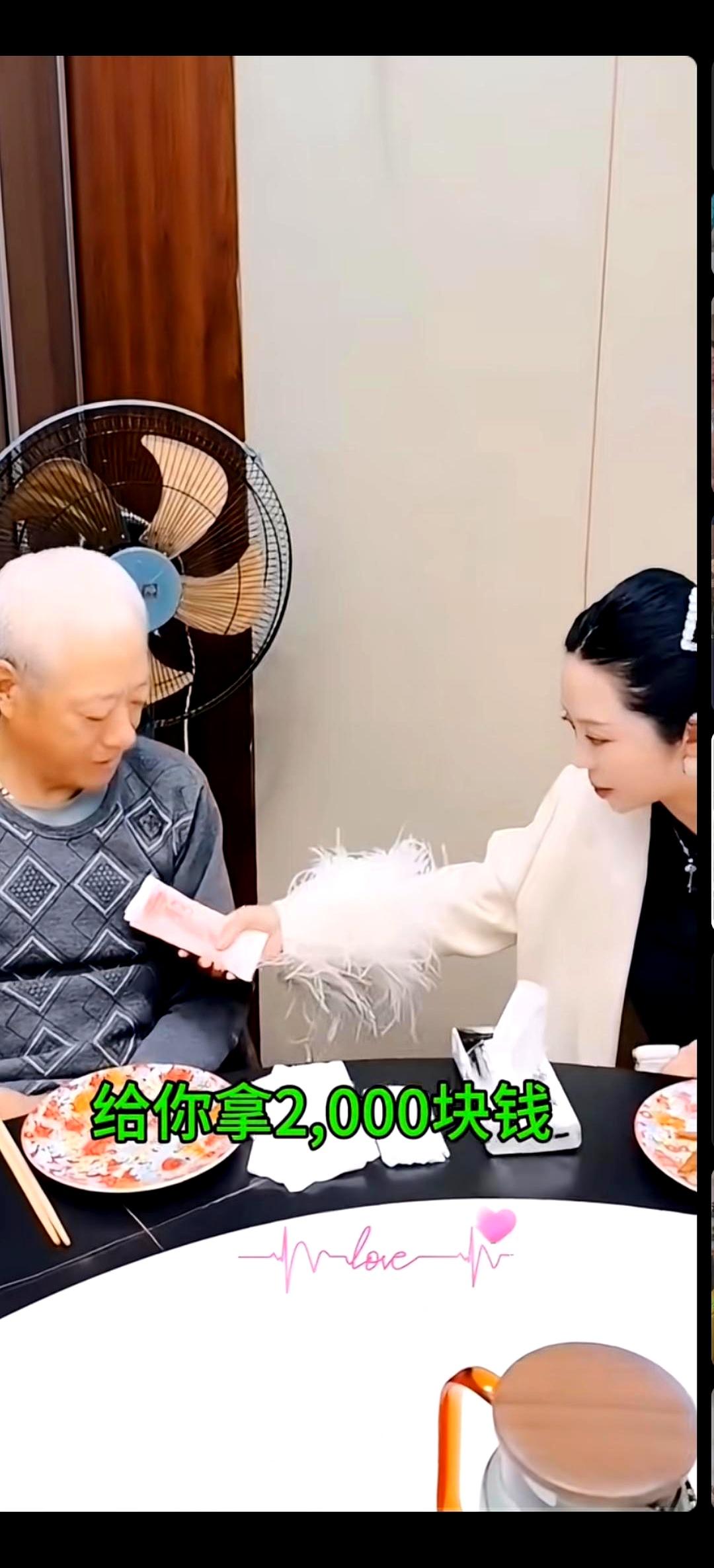 中秋不止月饼，还有心意。
王亮没多说，先托妈温美玲给姥爷捎去2000块，说买点营