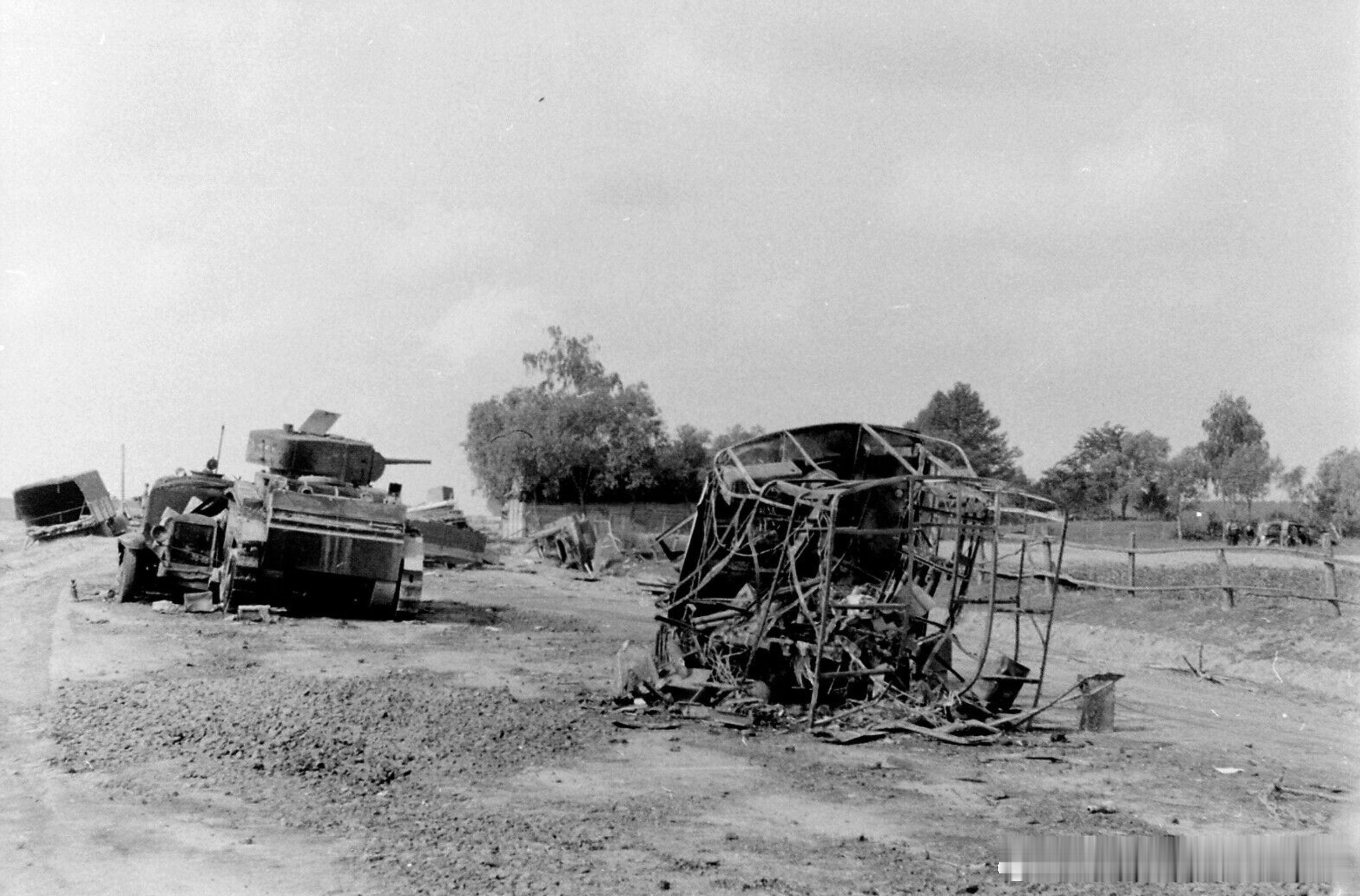 1941年6月苏军1辆БТ-7坦克与1辆基于ЗИС-5的БЗ-39油罐车在乌克兰