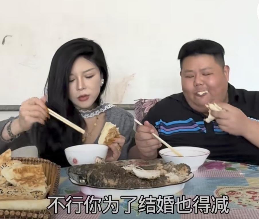 味儿真足族长大胃袋良子，话说跟他老二都好多年没见了，那是见也见不着，够也够不到，