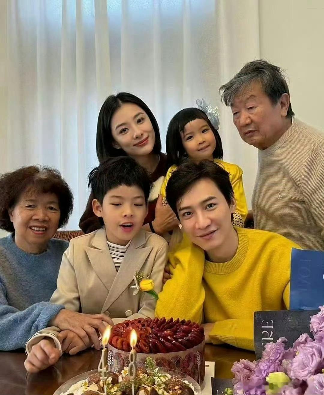 奥运冠军刘璇45岁像少女，保养的实在太好了，老公帅气得像明星，两个人太般配了 