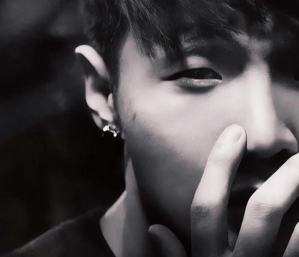 3月28日，单依纯深圳演唱会翻唱《李白》惹祸。李荣浩直接放话：申请被拒还硬唱，这