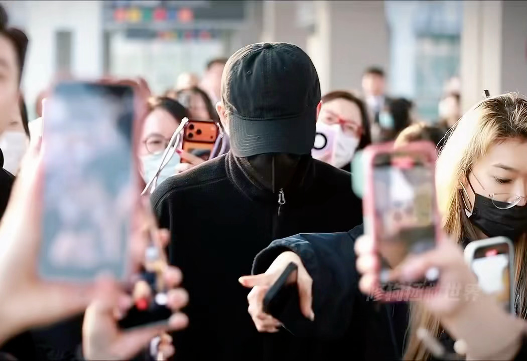 爱奇艺尖叫之夜邓为抵达澳门，全黑又拽又酷，潮男魅力拉满！新耳洞真好看！还有那亮晶