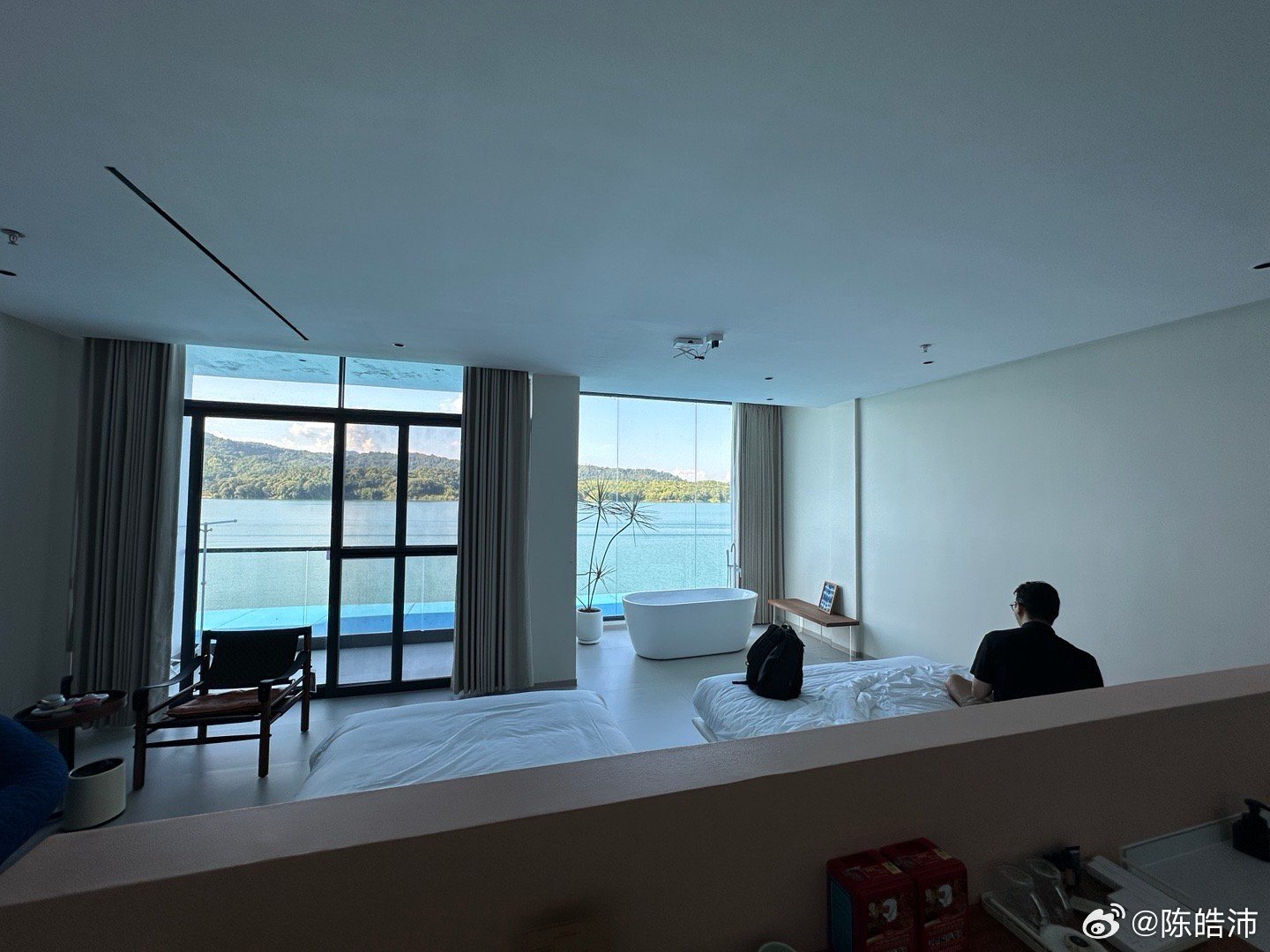 今晚两个男人住一起，酒店还很贴心地送了一份水果…… ​​​