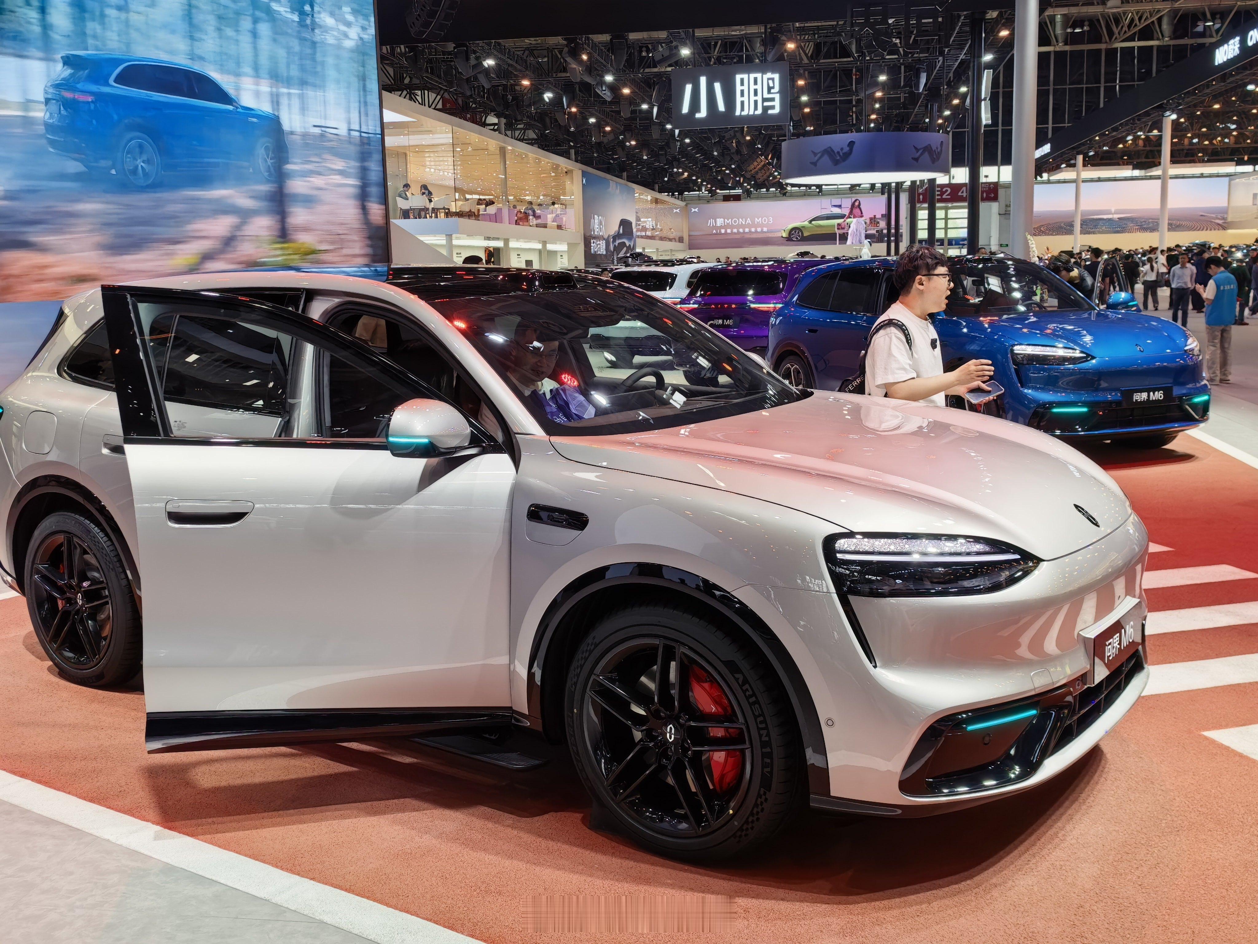 问界 M6 在北京车展 的几款颜色，漆面看着很有质感。 