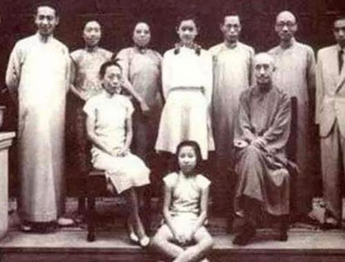 1919年，章士钊纳青楼女子奚翠贞为二夫人，俩人同居5年后，原配妻子愤怒地找他索