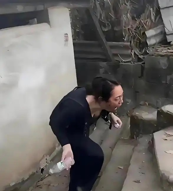 竟然还有人敢上这种厕所，还敢带手机进去！ 