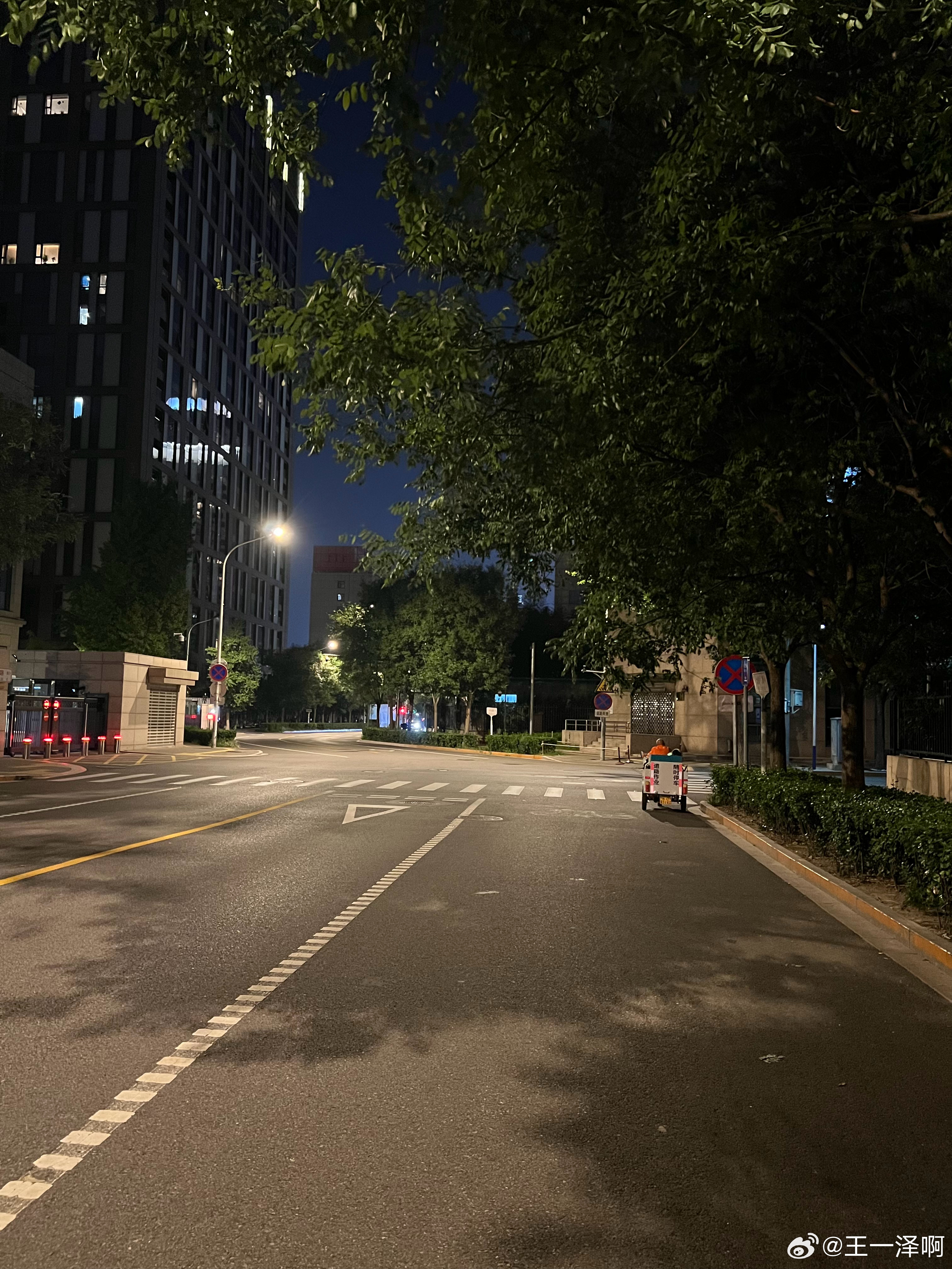 我们在王府井吃完饭，散步到新天地，坐在新天地的台阶上吹了会儿晚风，北京的夜晚好惬