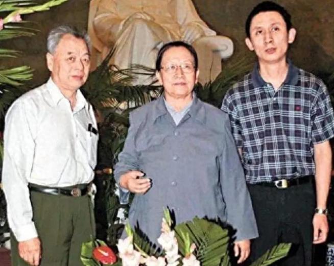 这是85岁的李讷近照，注意看她的坐姿，终于知道她为何没去纪念堂

【2023年1