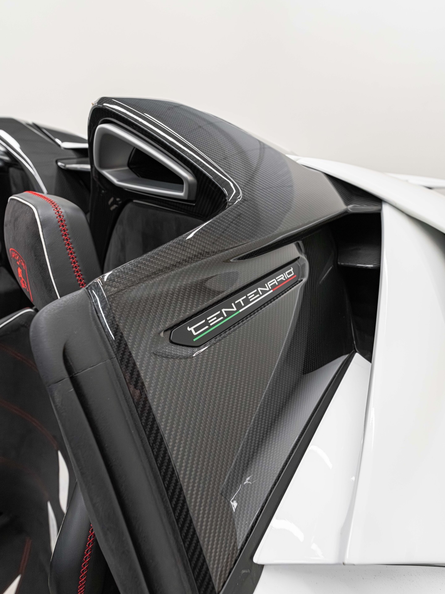 兰博基尼Centenario Roadster融合了标志性的设计和无与伦比的性能